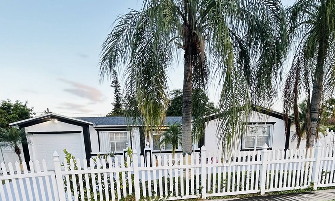 West Palm Beach Casa | This lovely 3bed/ 2bath/ is located in West Palm Beach Fl. Hot tub, cl to Beach.