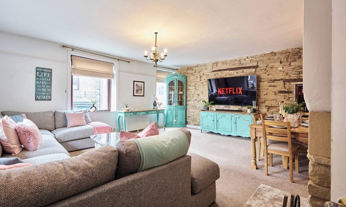 Haworth Apartamento | This luxury, boutique style, stone built, 3 bedroom, 2 bathroom apartment by Above Rubies sits directly on Haworth’s renowned cobbled Main Street and is only a stone’s throw from the iconic Parsonage, home to the Brontë sisters.