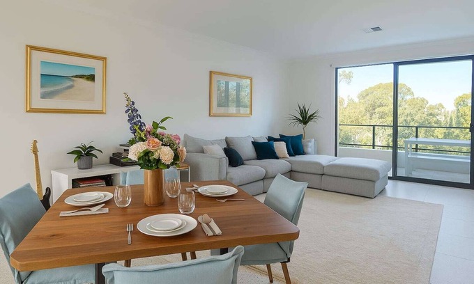 Glendalough Casa | This modern and well-appointed home offers a comfortable stay in a quiet residential pocket, perfectly located just minutes from the city and Perth’s stunning beaches