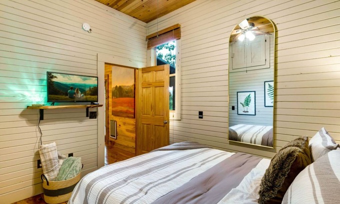 Blue Ridge Cabina | This Must Be The Place.Eclectic skyline retreat with a passionate lover's suite