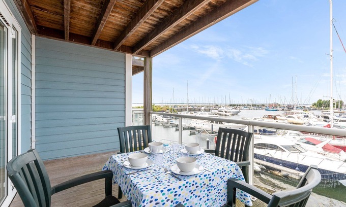 Municipality of Hellevoetsluis Apartamento | This nice 4-pers. corner-apartment on the 1st floor with unique harbor view near the beach.
