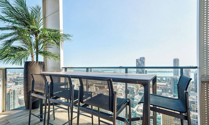 St. Lawrence Apartamento | This penthouse is a 2 bedroom(s), 2 bathrooms, located in Toronto, Ontario.