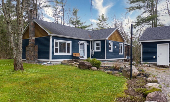 Rosseau Casa | This pretty oasis is tucked away in Beley Bay on historic Lake Rosseau.