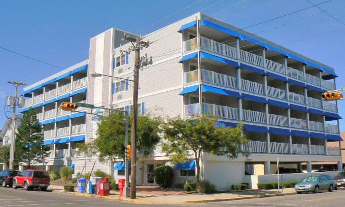 North End Condominio | Esta propiedad de alquiler está a solo 1 1/2 cuadras de la playa y del paseo marítimo / piscina y más.