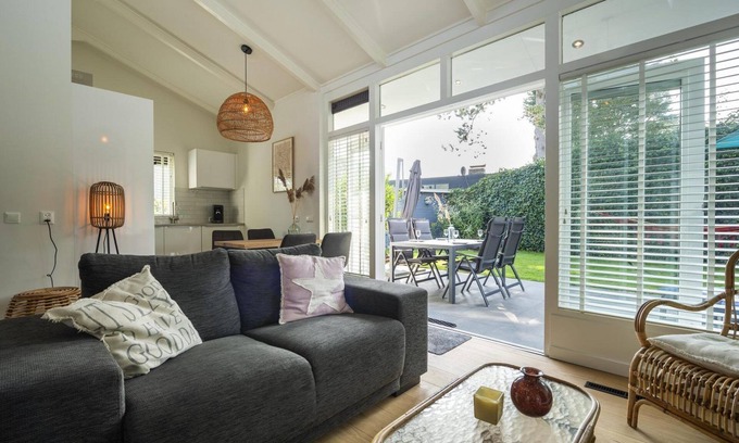 Ouddorp Casa | This romantic holiday home is located in the middle part of the quiet and green park Toekomst in the middle of the Kop van Goeree