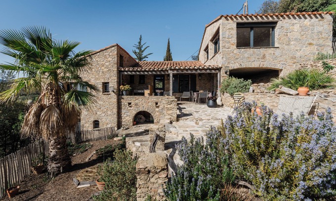 Camelas Otro | This sheepfold embodies the dream of a perfect balance between nature and serenity.