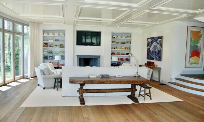 Mashpee Neck Casa | This spectacular home is situated on a quiet cul-de-sac.