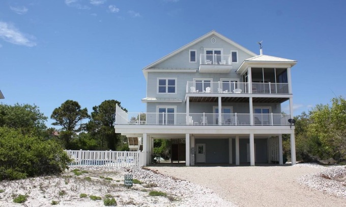 Treasure Beach Village Casa | Esta espléndida casa cuenta con 4 master suites encantadoras y una zona de nivel superior total para los niños.