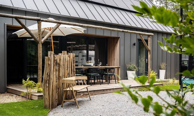 Ouddorp Casa | This stylish and luxurious holiday home near the sea is perfect for families and all seasons. With a spacious garden and modern kitchen, you’ll enjoy peace, comfort, and quality time together.