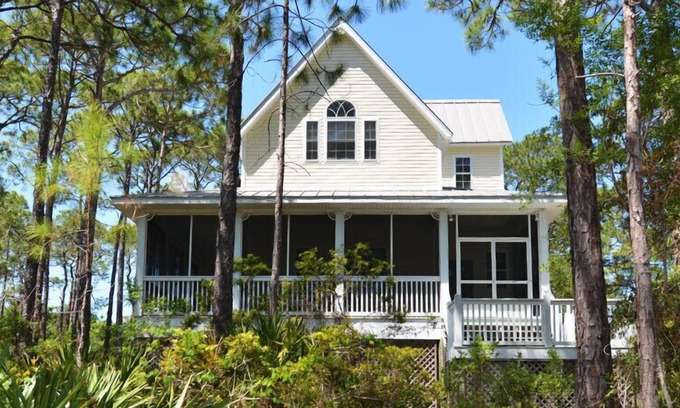 Plantation Casa | Esta casa de campo dulce está cercada por un exuberante paisaje natural y ofrece una vista de la bahía de Apalachicola.