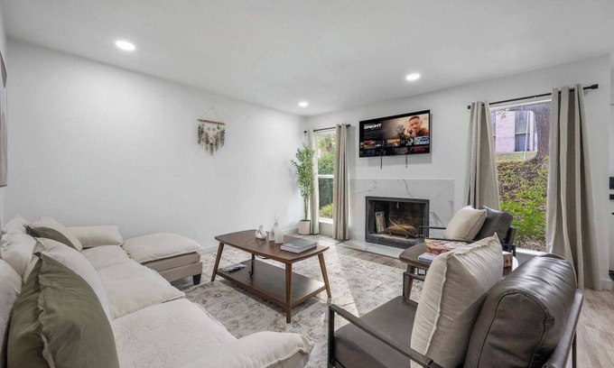 University Hills and Windsor Park Casa | This townhouse is a 3 bedroom(s), 2.5 bathrooms, located in Austin, TX.