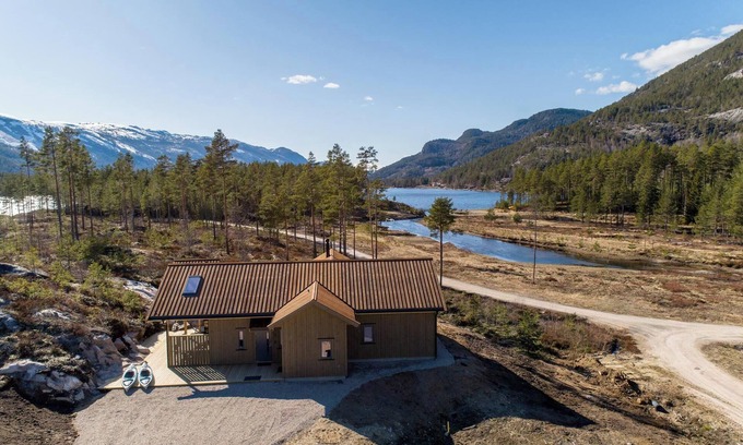 Kviteseid Casa | This wooden villa is suitable for 8 people. Located in the middle of nature with a view of a lake and just a few minutes' drive from the center of Vrådal.