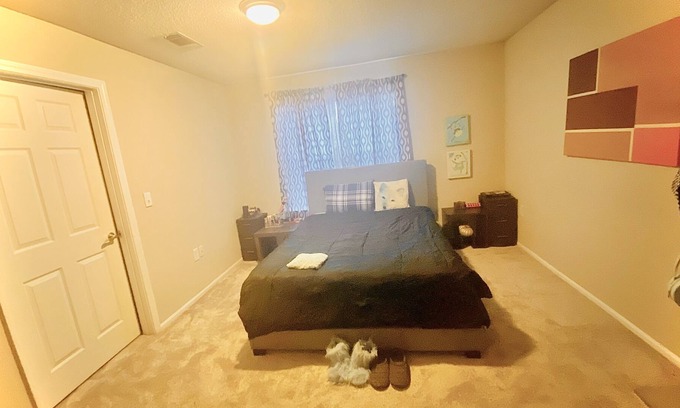 Woodstock Apartamento | This’s a two bedroom, two bath. You have your private room and bath. I live here