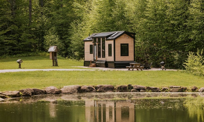 Chester Cabina | Thistle House at Camp Greenwood Vermont with Sauna