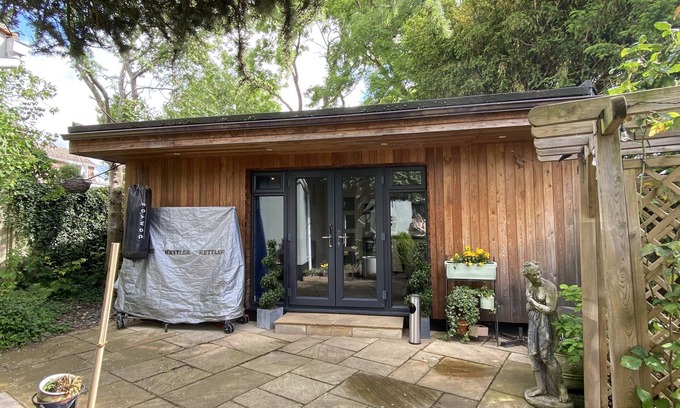 Hemel Hempstead Casa | Thistle Lodge - Quiet Garden Lodge with off road parking