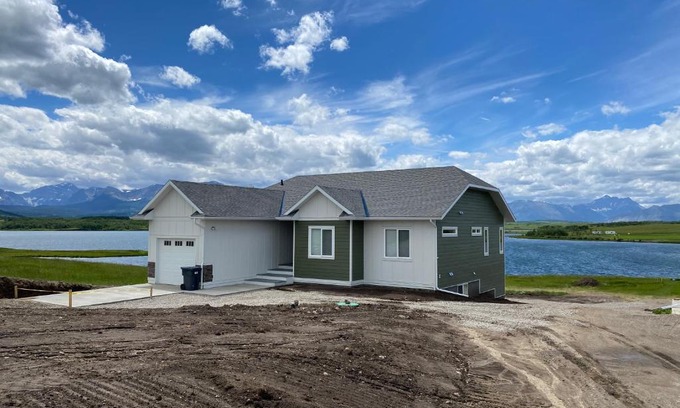Mountain View Casa | Thistle Ridge (Upper) New Waterton Lakes Area Waterfront Home