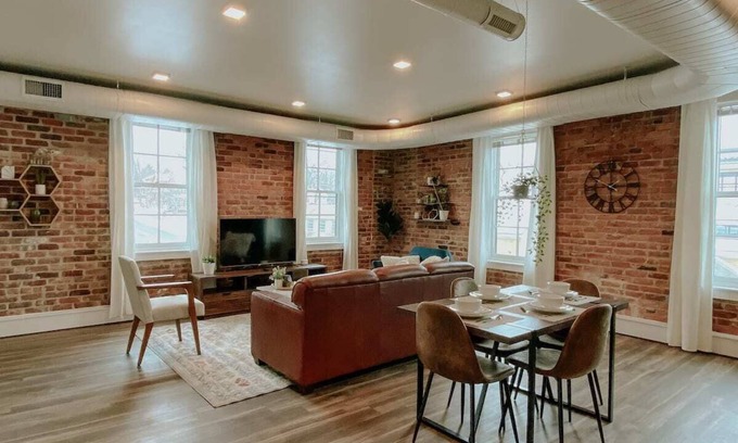 Ypsilanti Casa | ★ Thompson Place: Premier Modern Downtown 2BR Loft