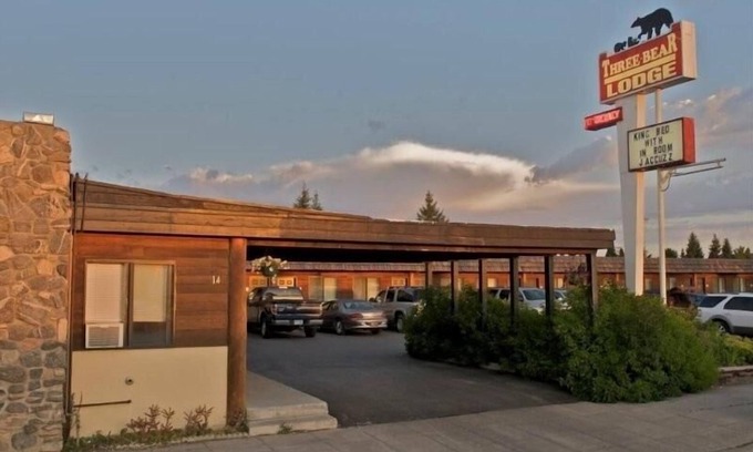 West Yellowstone Hotel | Three Bear Lodge