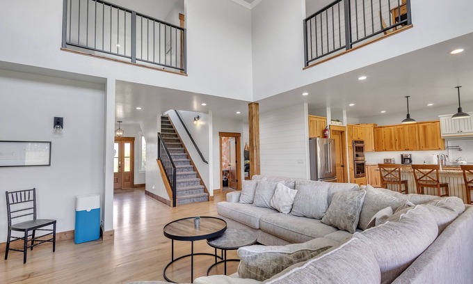 Corvallis Otro | Three Bears Get Away (6-Bedroom Farmhouse) - Handicap accessible by RedAwning