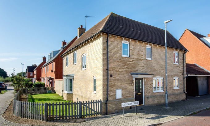 Colchester Casa | Three Bed 2.5 Bath Detached House