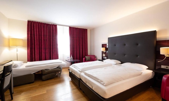 Ockfen Casa | Habitación triple confort en el lado del río con ducha / WC - Weinhotel Klostermühle