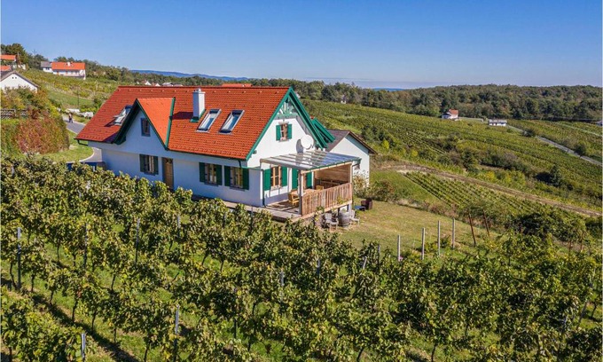 Eisenberg an der Pinka Casa | Three-Bedroom Holiday Home in Eisenberg