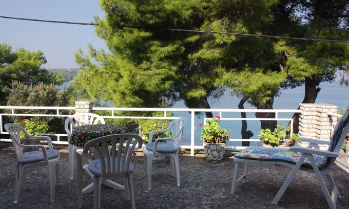 Necujam Apartamento | Apartamento de tres habitaciones en la playa Necujam, Solta (A-5186-a)