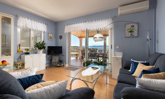 Sumartin Apartamento | Apartamento de tres habitaciones con terraza y vista al mar Sumartin, Brac (A-2940-d)