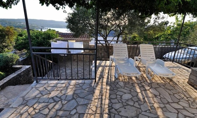 Necujam Apartamento | Apartamento de tres habitaciones con terraza y vista al mar Necujam, Solta (A-14729-a)