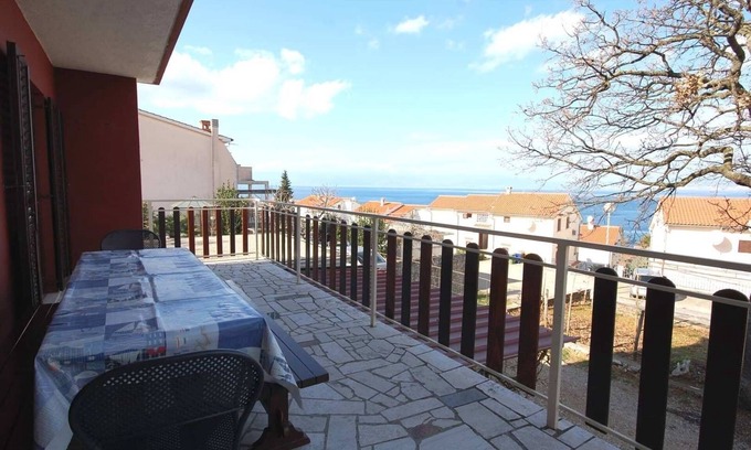 Njivice Apartamento | Apartamento de tres habitaciones con terraza y vista al mar Njivice, Krk (A-21858-b)