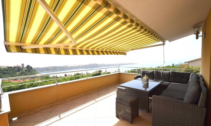 Municipality of Omisalj Apartamento | Apartamento de tres habitaciones con terraza y vista al mar Omisalj, Krk (A-20617-b)