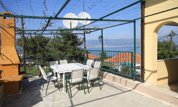 Municipality of Trogir Apartamento | Apartamento de tres habitaciones con terraza y vista al mar Slatine, Ciovo (A-7584-a)