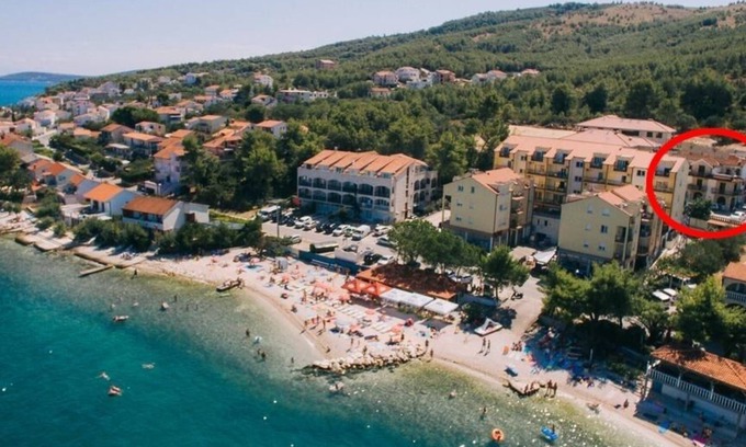 Arbanija Apartamento | Apartamento de tres habitaciones con balcón y vista al mar Arbanija, Ciovo (A-17332-a)
