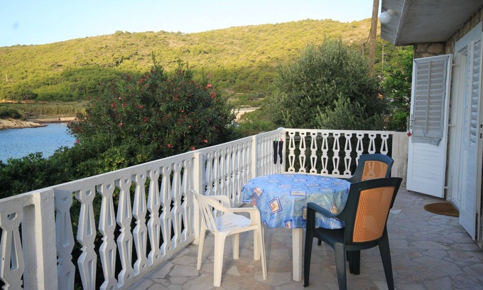 Milna Apartamento | Apartamento de tres habitaciones en la playa Milna, Vis (A-8913-a)