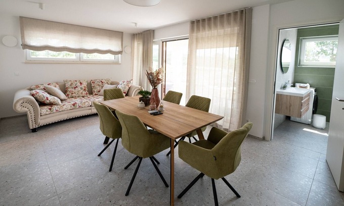 Sezana Apartamento | Three Bedroom Apartment with Balcony in Karst