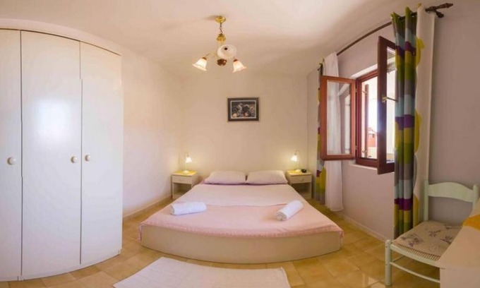 Milna Apartamento | Apartamento de tres habitaciones con terraza y vista al mar Milna, Vis (A-8896-b)