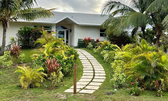 Governor's Harbour Casa | Three bedroom beach house on beautiful Double Bay beach