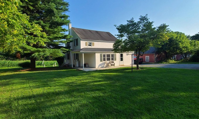 Millersville Casa | Three bedroom farmhouse,king size beds with country living