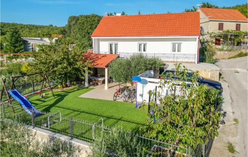 Sestanovac Casa | Three-Bedroom Holiday Home In Katuni