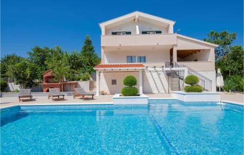 Zagvozd Casa | Three-Bedroom Holiday Home In Zagvozd