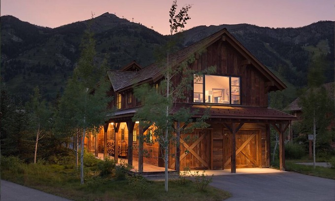 Wilson Villa | Casa de tres habitaciones con techos abovedados, chimenea al aire libre y vistas de Jackson Hole Mountain Resort.