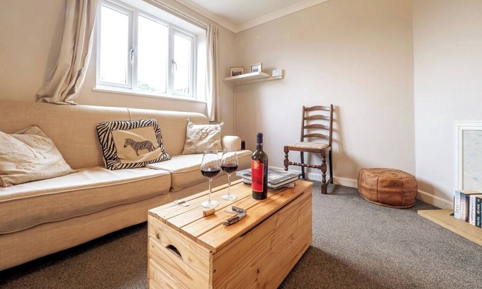 Crewkerne Cabaña | Three Bedroom Home with Garden and Parking