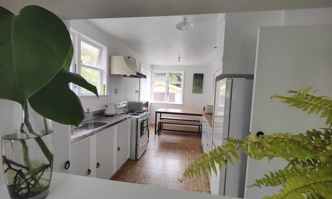 Lower Hutt Casa | Five bedrooms, two neighboring houses. 9-11 beds. Bushline outlook.