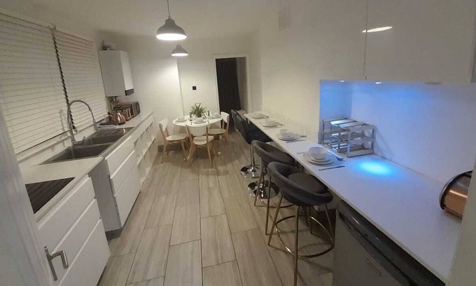 Ladywell Casa | Three bedroom house- self contained