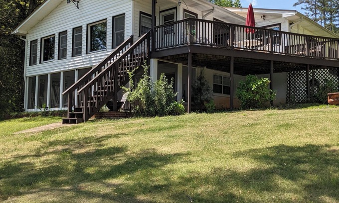 Gainesville Casa | Three bedroom lake house with private dock, AC, WiFi in Dawsonville.