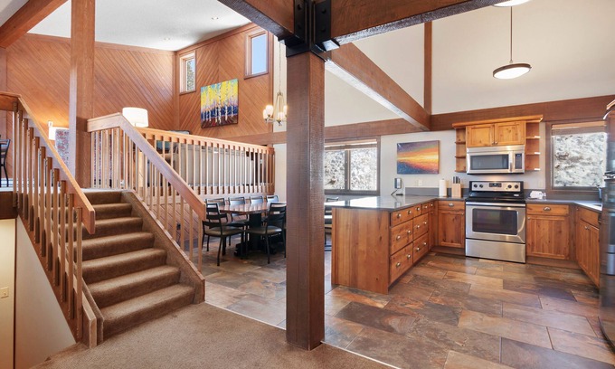 Baldy Mountain Condominio | Three Bedroom Penthouse Condo. AMAZING VIEWS. On bus route. Pet friendly.