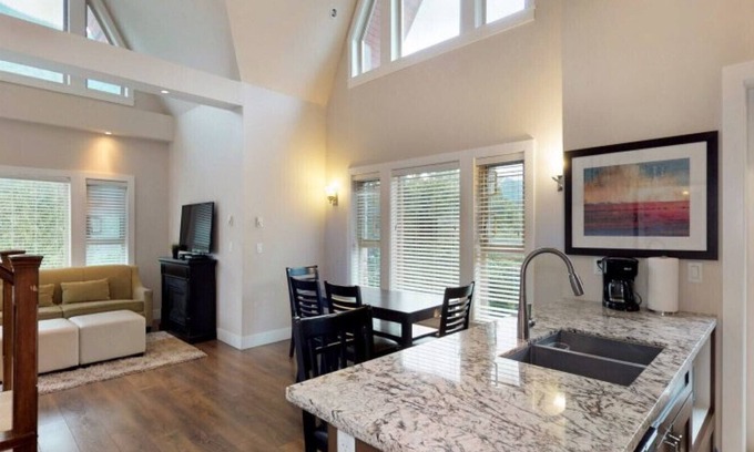 Harrison Hot Springs Casa | Harrison Lake View Resort - Suite Penthouse de tres dormitorios - Mountain View 2