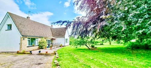 Abergavenny Casa | THREE BEDROOM Rural, relaxing and peaceful,DOGS welcome! With Cymru Holidays