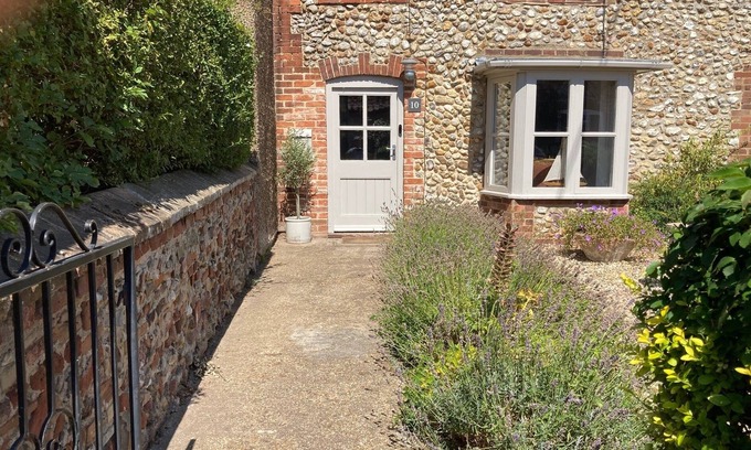 North Creake Cabina | Three bedroom (sleeps 5) cottage in North Creake