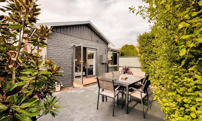 Norlane Casa | Three-Bedroom Stylish & Cosy Retreat with Courtyard, Near Geelong